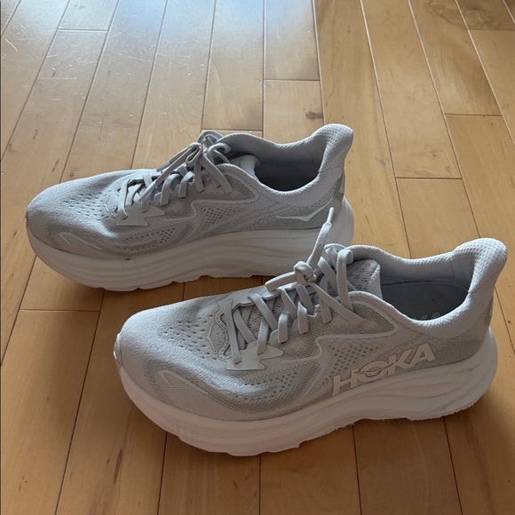 Hoka Clifton 10, Cosmic Grey / Stardust (light grey / silver), size 7.5 - Picture 3 of 16